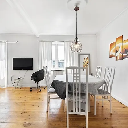 Big And Nicely Located 4 Close To Lake And Green Areas *